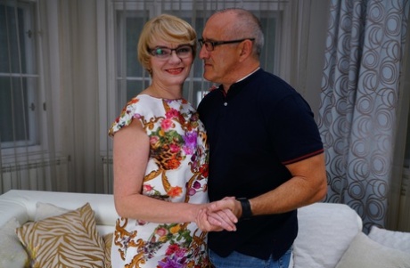 Glasses clad mature wife seduces hubby for pussy lick & hot doggystyle bang