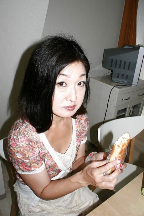 Mature asian shrew Chiyo Yamabe gets caught on camera taking shower